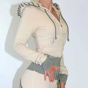 Conjunto personalizado de dos piezas de Invierno para mujer, Sudadera corta con cremallera y pantalones de correr por encima de la rodilla, chándal de lana de algodón 100% - Product Image 3