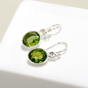 Pendientes colgantes de plata de ley 925 fina al por mayor atractivos pendientes de joyería facetados con bisel de corte ovalado de piedra de peridoto - Product Image 4