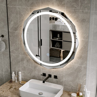 Miroir rond sans cadre en argent avec bande givrée autour et bande LED, bord biseauté