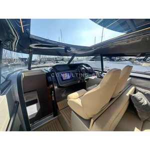 Yacht à moteur Focus 3X, luxe, moteur inboard, yacht sportif, console centrale en fibre de verre pour les excursions, la navigation, la pêche et les sports nautiques - Product Image 6