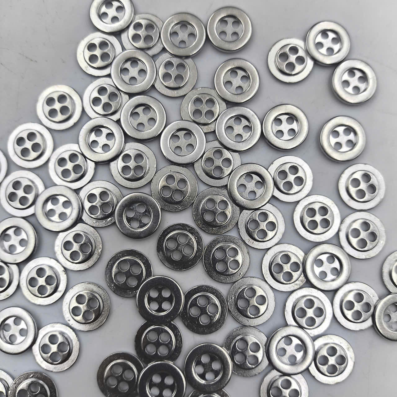 สีเงินอ่อน