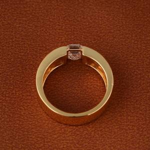 Anillo de Compromiso para Hombre con Diamante Moissanita de Corte Esmeralda de 2.00 CT, Plata 925, Engaste de Bisel y Tensión con Tecnología de Incrustación de Garras - Product Image 3