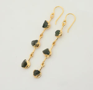Boucles d'oreilles en cristal vert faites à la main pour femmes boucles d'oreilles longues en pierres précieuses brutes plaqué or bijoux Boho - Product Image 1