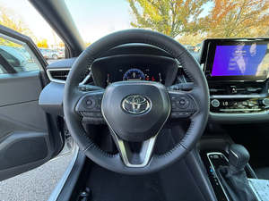 Nouvelle berline SE FWD 2026, boîte manuelle/automatique, essence, conduite à gauche, intérieur foncé, pneus R15/R16 - Product Image 2