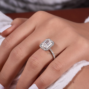 Anillo de compromiso de moissanita de corte radiante de hielo triturado de 3 quilates alargado Halo oculto Fuego audaz y brillo en un diseño lujoso - Product Image 5