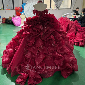 Robe de bal Quinceañera élégante rouge à volants et décolleté cœur avec corset, perles et appliqués, taille naturelle, écologique - Modèle XS262 - Product Image 4