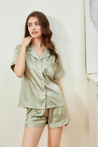 Ensemble personnalisé de pyjamas en soie chemise de demoiselle d'honneur courte et short de mariée vêtements de nuit pour femmes pour cadeaux de demoiselle d'honneur nuits de confort - Product Image 5