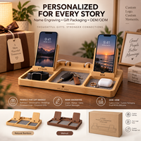 Organisateur de chevet double en bambou écologique personnalisé pour couples, avec station de charge et plateaux de rangement personnels pour bureau