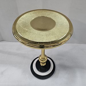 Ensemble de tables d'appoint en spirale dorées vintage chic avec dessus texturés uniques, parfaites pour les intérieurs modernes et élégants - Product Image 2