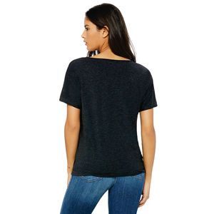 Camiseta holgada con cuello en V para mujer, Camisa de algodón con dobladillo y parte inferior curvada, de poliéster 65% viscosa, color negro carbón de 35% onzas, 3,7 - Product Image 3
