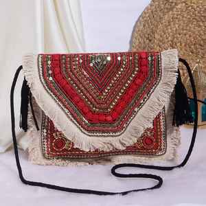 Pochette à pompon Boho élégante et audacieuse fabriquée à la main pour les invités de mariage, les fêtes à la plage et les festivals de musique - Product Image 1