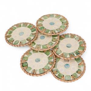 Sous-verre artisanal en nacre avec cadre en rotin tressé à la main pour servir les boissons et décorer la maison - Product Image 1