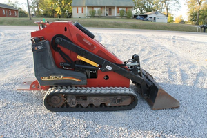 Chargeuse compacte sur chenilles Ditch Witch SK650 de 2008, 31,5 CV, moteur diesel Kubota, capacité de 650 lb, à vendre - Product Image 2