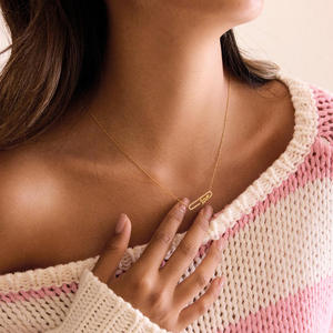 Collar de Oro Amarillo de 18K con Dije Rectangular de Diamantes de Imitación y Letra de Diamantes, Regalo para Mujer - Product Image 1