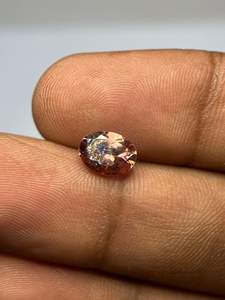 พลอยเพทายสีชมพูธรรมชาติทรงรีเหลี่ยมเพชรพลอย  มีเอฟเฟกต์สีรุ้ง  นำเข้าจากแทนซาเนีย สำหรับทำเครื่องประดับ - Product Image 4