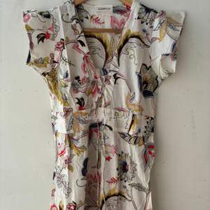 Belle robe blanche imprimée en coton à motifs floraux Robe pour tenue décontractée Robe imprimée à la main - Product Image 2