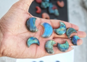 AAA + Haute Qualité Bleu Multi-Feu Labradorite Lune Lisse Coupe Polie Naturel Rose-Couleur Gemme Chaleur Pierres Précieuses Lâches - Product Image 4