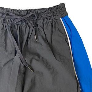 Chaqueta Cortavientos de Nailon Unisex de Moda, Corte Cuadrado, Ajuste Regular, Ajustada al Cuerpo, con Cordones de Calidad en la Parte Inferior - Product Image 3