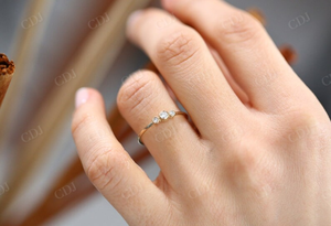 Anillo de diamantes cultivados en laboratorio de tendencia, anillo de compromiso de tres piedras, banda de boda minimalista de oro de 14K para mujeres, fabricación en India - Product Image 4
