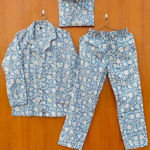 Ensemble de pyjama en coton imprimé floral rouge pour femmes, manches longues, boutons sur le devant, vêtements de nuit classiques, longueur complète, tissu tissé doux - Product Image 4