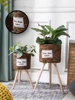 Hot Sales Conjunto de Três Palha Tecido Flower Pot Cestas De Armazenamento com Pernas De Madeira Permanente para Varanda Flower Decor