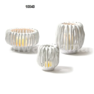 Jarrón de Cerámica con Diseño de Pétalos - Product Image 1