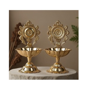 Diya de table en laiton plaqué or de style antique moderne avec technique d'émail dur pour Puja, poignée incurvée, décoration d'intérieur - Product Image 6