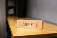 Étiquette de réserve en bois de plage personnalisée Base naturelle Tableau avec numéro de table Porte-nom de table de conférence de mariage Logo personnalisé Taille personnalisée