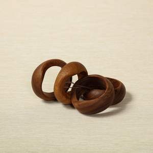 Anneau de serviette en bois naturel poli avec une riche texture de bois, parfait pour les présentations de repas sur le thème des saisons - Product Image 2