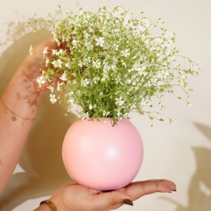 Vase de luxe en métal brillant pour décoration florale de table et accent intérieur élégant - Product Image 2