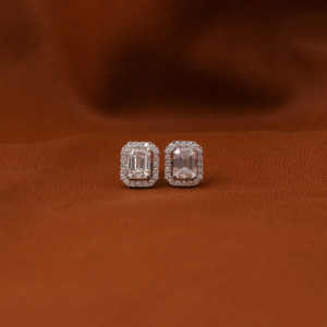 3,50 CT Lab Grown Diamond Emerald Cut Tiney Round Diamond Halo Setting Stud Pendientes 18KT Pendiente de oro sólido Regalo para mujeres - Product Image 1