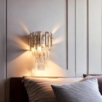 La combinaison de abat-jour en métal et en verre permet aux appliques murales de diffuser la lumière de manière magnifique, transformant un mur simple en moderne.