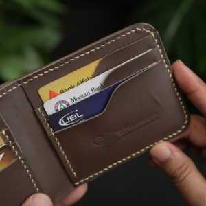 Cartera Bifold Geométrica Clásica No. 55 Pro, Cuero Marrón Oxidado, con Múltiples Ranuras para Tarjetas y 5 Años de Garantía - Product Image 5