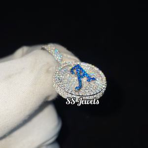 Colgante de Plata de Ley y Oro con Letra de Diamante Cultivado en Laboratorio VVS, Corte Brillante, Gema Azul, Estilo Hip Hop, Delicado, Unisex - Product Image 2