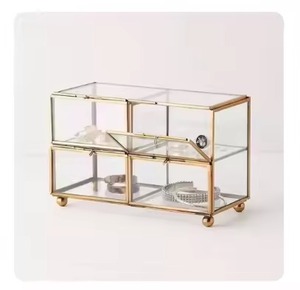 Boîte à bijoux en laiton et verre élégante et pratique, conçue pour ajouter une touche de luxe à votre décoration tout en organisant vos bijoux - Product Image 4