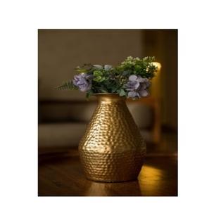 Vase moderne en métal à fleurs martelées en or pour décoration intérieure et pièce d'accent décorative - Product Image 4