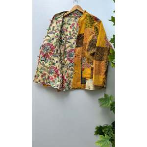 Veste courte réversible en patchwork de sari en soie faite à la main, matelassée, brodée Kantha, en coton, pour l'hiver, style bomber universitaire en peau de mouton - Product Image 4