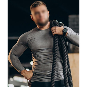 Vêtements de sport polyvalents pour hommes en toute saison Design à la mode parfait pour superposer des activités sportives ou une utilisation d'aventure le week-end - Product Image 6
