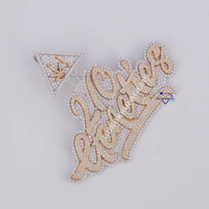 Este colgante de Hip Hop de oro blanco de 14 quilates cuenta con deslumbrantes diamantes de corte redondo de Labgrown, claridad VVS mejorada, precio inmejorable - Product Image 2