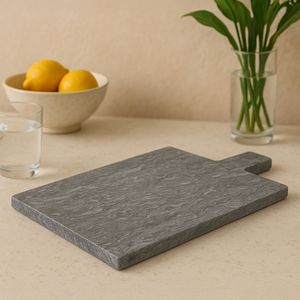 Planche à découper en marbre au design tendance et nouveau, conçue pour les cuisines minimalistes et propres avec une finition pure pour une préparation alimentaire confortable - Product Image 3