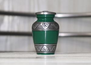 Urnes de crémation de conception métallique pour bébé Urnes à jetons de finition multiples pour urnes funéraires et de décoration intérieure - Product Image 6