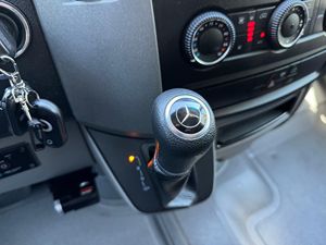 Mercedes-Benz Sprinter 3500XD 4x4 Turbodiésel V6 2018, Conversión a Vehículo de Transporte para Personas con Discapacidad, Elevador para Sillas de Ruedas, Autocaravana - Product Image 3