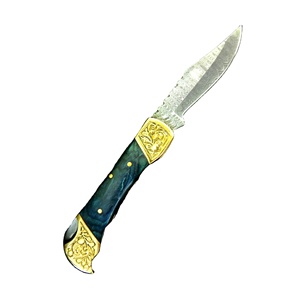Couteau de chasse pliant artisanal, lame en acier Damas gravée, manche en bois, couteau personnalisable OEM, prix de gros - Product Image 1