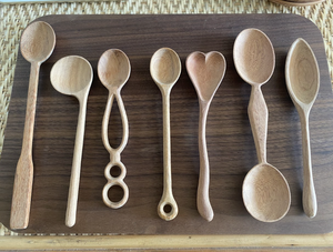 Cuchara de comedor de madera de sapeli tallada, ideal para servir y remover, que destaca la artesanía vietnamita y sus formas únicas. - Product Image 6