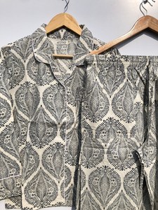 Ensemble de pyjama floral paisley confortable fabriqué avec un matériau de haute qualité avec un tissu en coton au design attrayant pour des vêtements de nuit élégants - Product Image 3