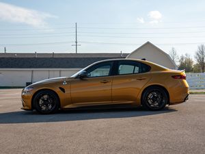 2023 R0-ME0 Giulia Quadrifoglio Bajo Kilometraje Motor en Perfecto Estado Transmisión Automática Techo Panorámico Luces LED Listo para Enviar - Product Image 5