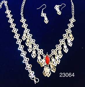 Ensemble de collier à pendentif floral plaqué or avec boucles d'oreilles et bague réglable |   Bijoux d'imitation traditionnels en gros, modèle n° 23061 - Product Image 4