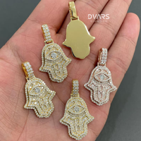 Colgante Dvars Diamond Hamsa con Moissanita VVS de Corte Brillante, Engaste de Garra, Plata de Ley 925, Chapado en Oro de 18K, Lujo Iced GCI