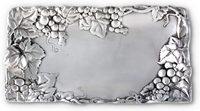 Plateau de service à pain moderne en métal poli à la main avec motif raisin Plateau en aluminium coulé au sable au prix de gros direct d'Inde