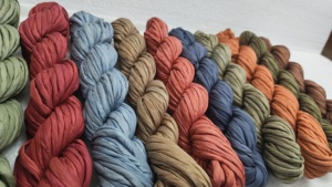 Hecho a medida Eco-Lujo Multicolor Sari Seda Tubería Cordón Hecho a mano Tela de seda reciclada Diseñadores Crafters Vestido ligero Traje - Product Image 4